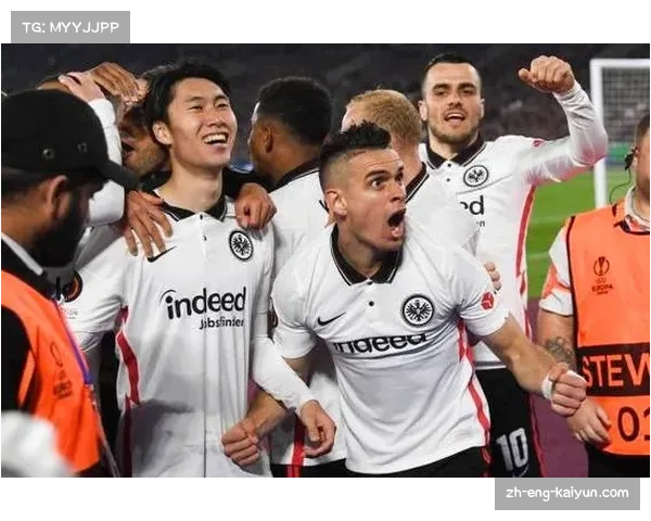 法兰克福前场逼抢积极 抢断后快速发动进攻